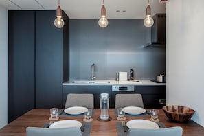 Appartement Confort, 2 chambres, non-fumeurs | Cuisine privée | Micro-ondes, batterie de cuisine, vaisselle et ustensiles