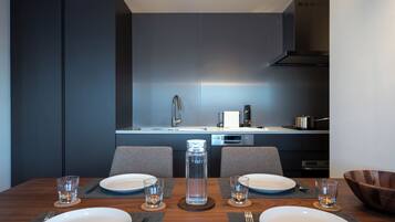 2 Bedrooms, Non Smoking | Private kitchen | Microwave, cookware/dishes/utensils