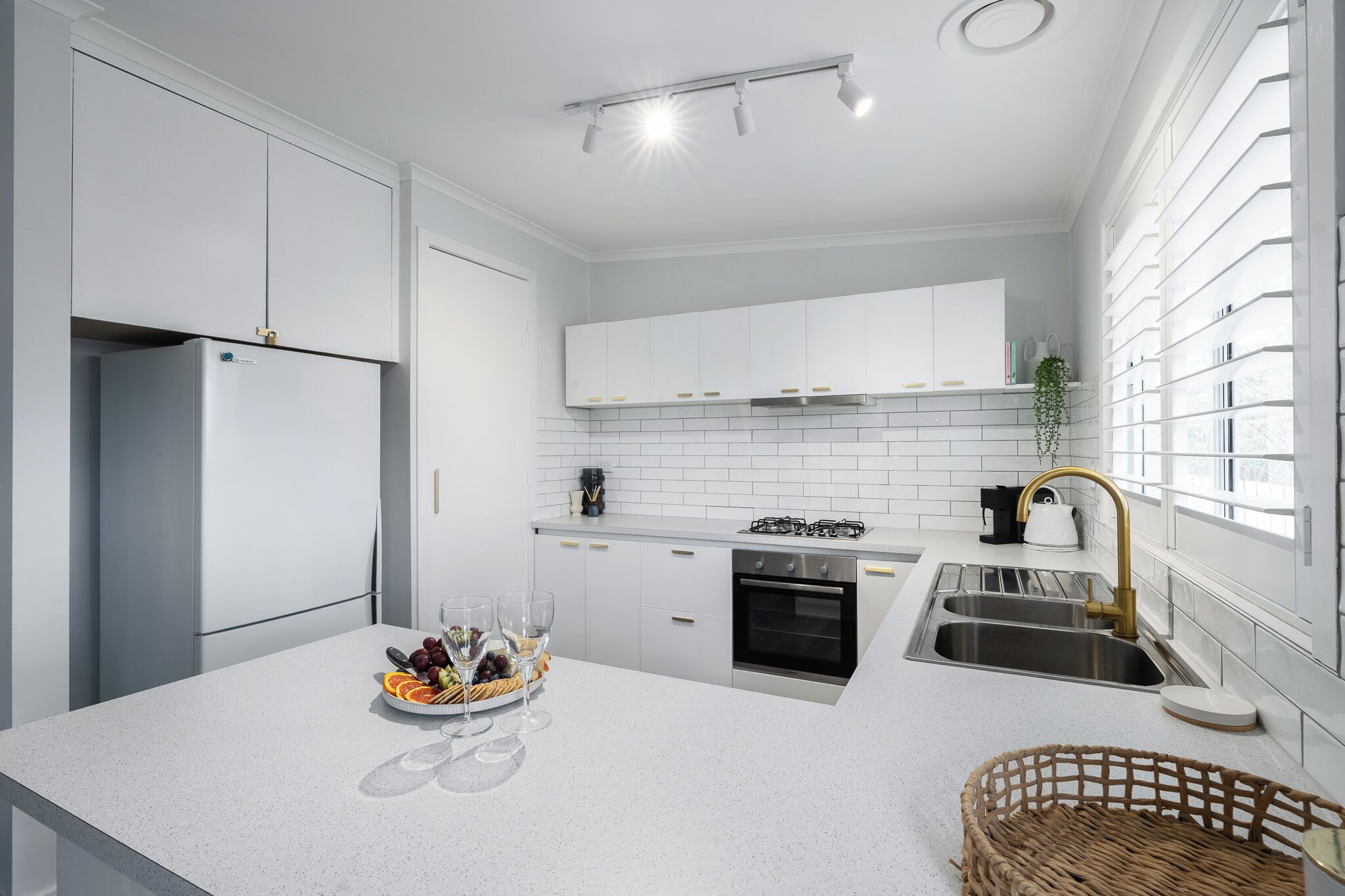 Een koelkast, een magnetron, een oven, een kookplaat