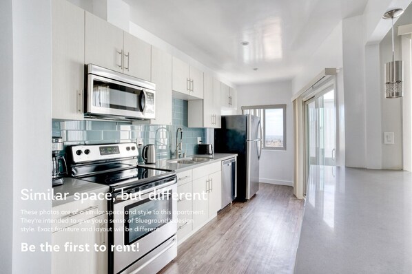 Réfrigérateur, four à micro-ondes, un four, surface de cuisson