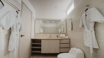 Luxury Suite | Bathroom | Shower, towels, soap, shampoo