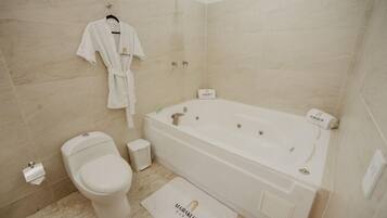 Suite familiar | Baño | Ducha, toallas, jabón y champú