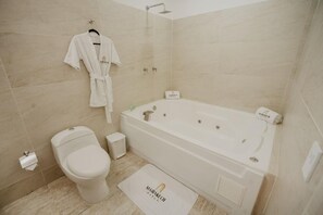 Phòng Suite dành cho gia đình | Phòng tắm | Buồng tắm vòi sen, khăn tắm, xà phòng, dầu gội 