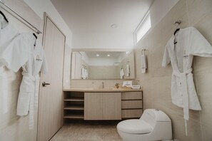 Douche, serviettes fournies, savon, shampoing