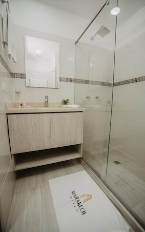 Comfort Twin Room, Balcony, City View | Bathroom | Shower, towels, soap, shampoo