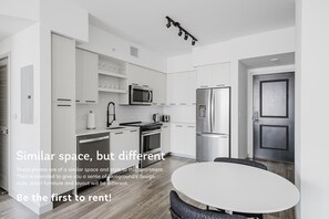 Fridge, microwave, oven, stovetop - Blueground | Brickell, pool, nr Bayfront Park (Miami)