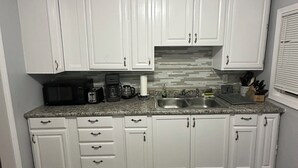 咖啡機/沖茶器、雪櫃、微波爐、爐具