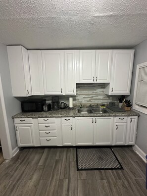 Frigorífic, microones, placa de cuina i bullidora elèctrica