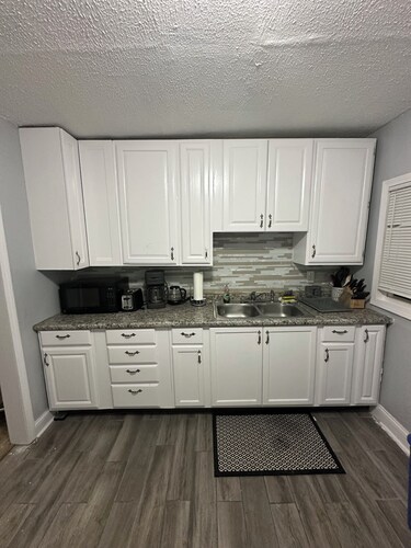 Charming 2-bedroom house with AC in Cleveland