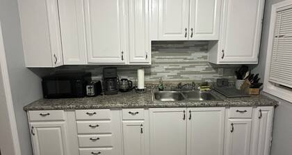 Charming 2-bedroom house with AC in Cleveland