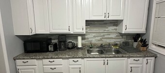 Charming 2-bedroom house with AC in Cleveland