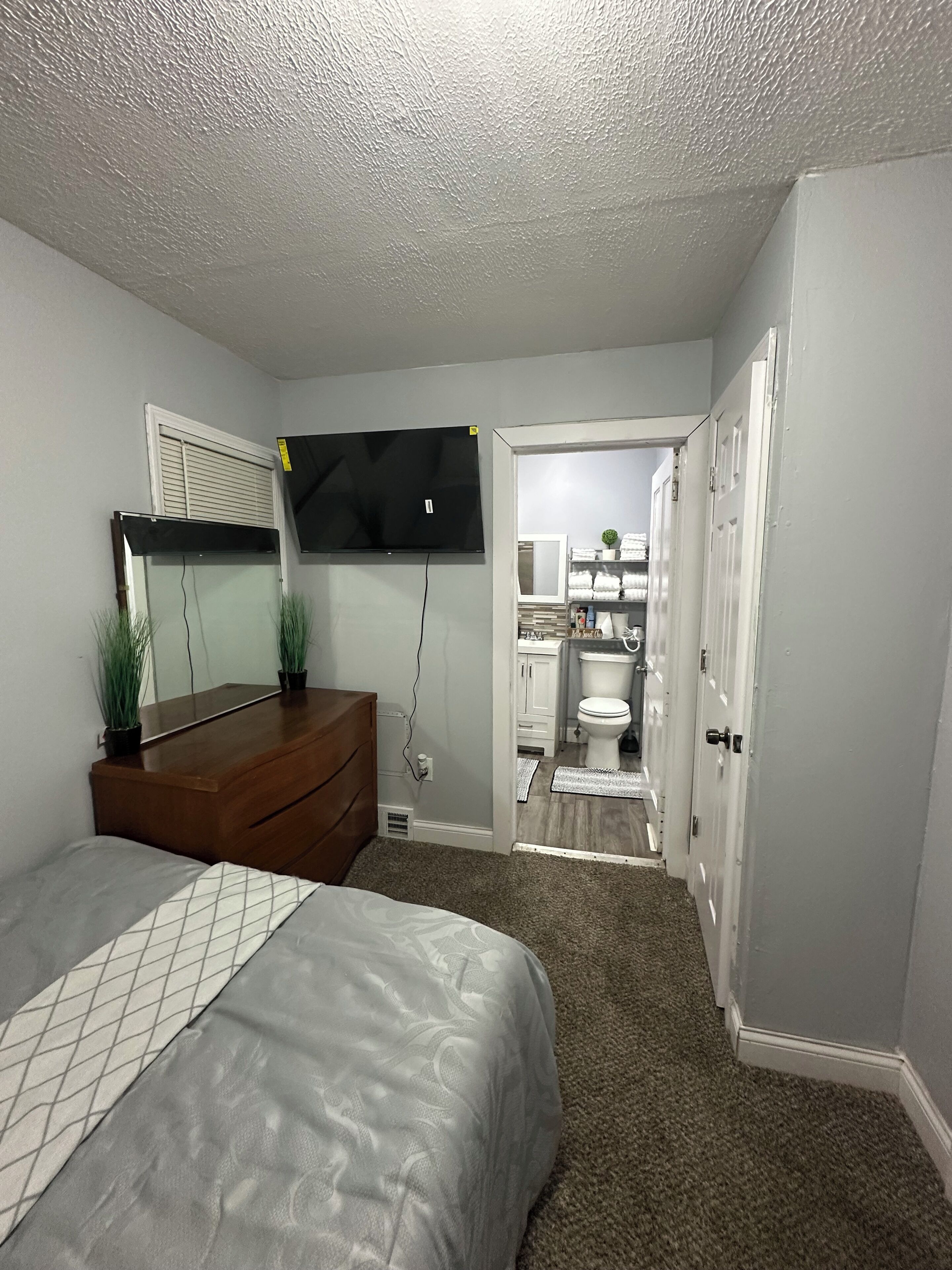 2 bedrooms, desk, iron/ironing board, travel crib