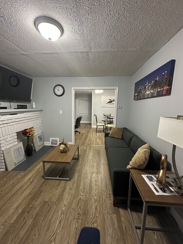 Charming 2-bedroom house with AC in Cleveland