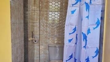 Deluxe-Doppelzimmer, Gartenblick | Badezimmer | Dusche, Hausschuhe, Handtücher, Seife