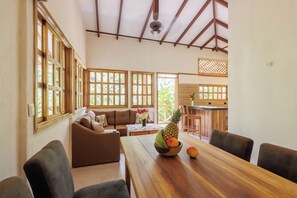 Casa Confort, patio, vista al jardín | Área de sala de estar