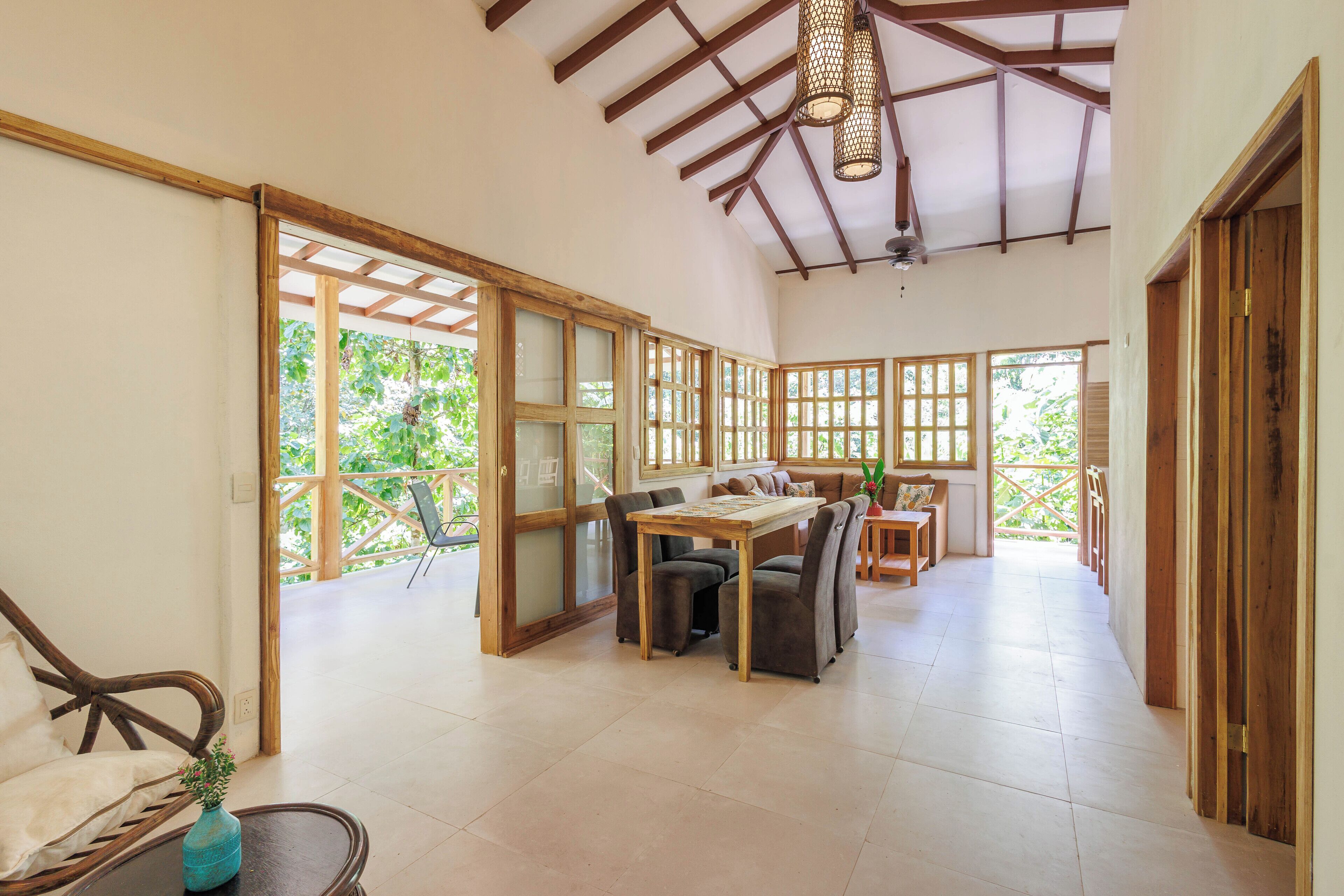 컴포트 하우스, 파티오, 정원 전망 | 거실 공간 | 평면 TV