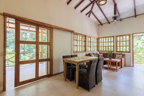 Comfort-Haus, Terrasse, Gartenblick | Wohnbereich | Flachbildfernseher