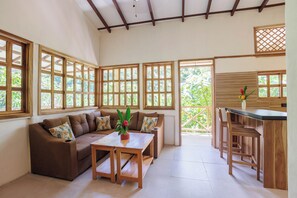Casa Confort, patio, vista al jardín | Área de sala de estar