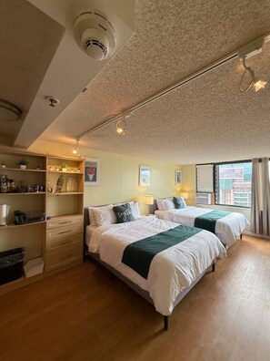 2 bedrooms, desk, iron/ironing board, WiFi - Charming Twin-Joined Studio with Plentiful Space (Honolulu)