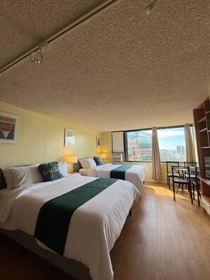 2 bedrooms, desk, iron/ironing board, WiFi - Charming Twin-Joined Studio with Plentiful Space (Honolulu)