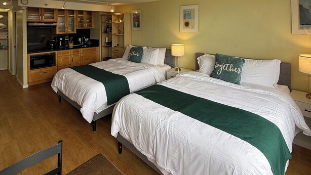 A hotel room with two beds, a kitchenette, and a dining area. - Charming Twin-Joined Studio with Plentiful Space (Honolulu)