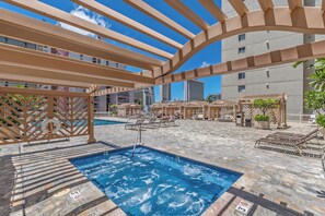A rooftop pool area with a hot tub, lounge chairs, and a pergola structure. - A Clean Homie Getaway, Double Bed Studio 2 a VIEW (Honolulu)