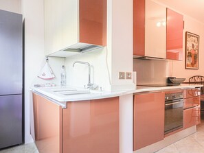 Een koelkast, een magnetron, een oven, een vaatwasser