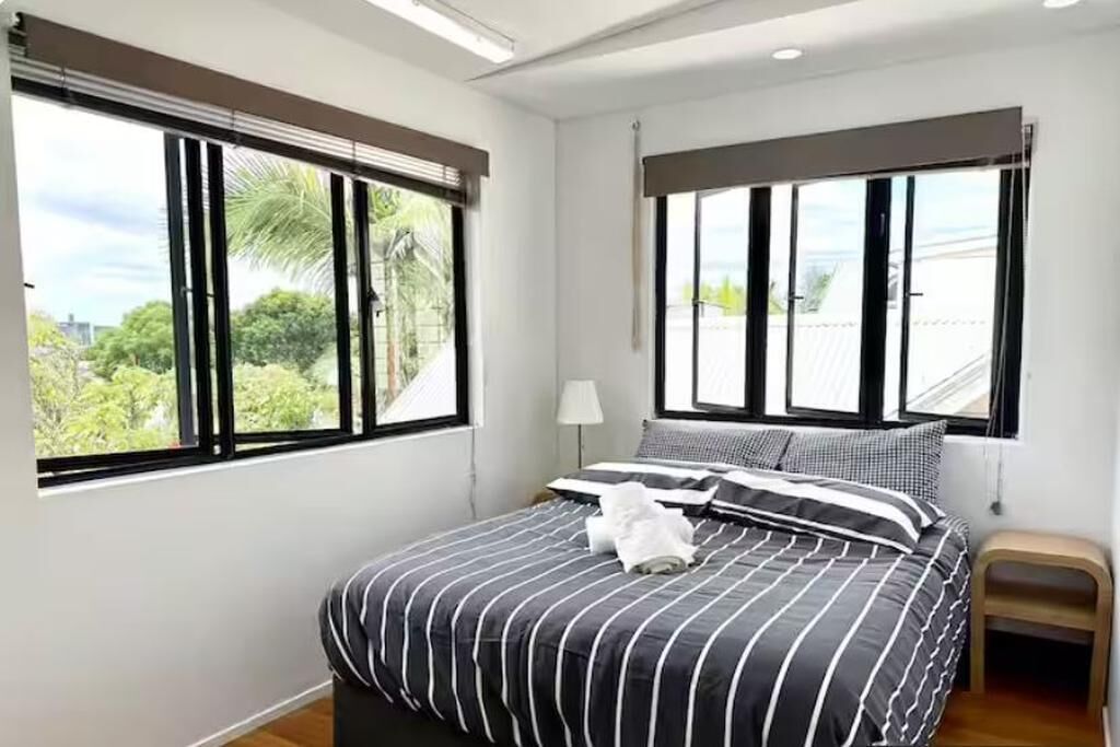 5 chambres, fer et planche à repasser, Wi-Fi, draps fournis