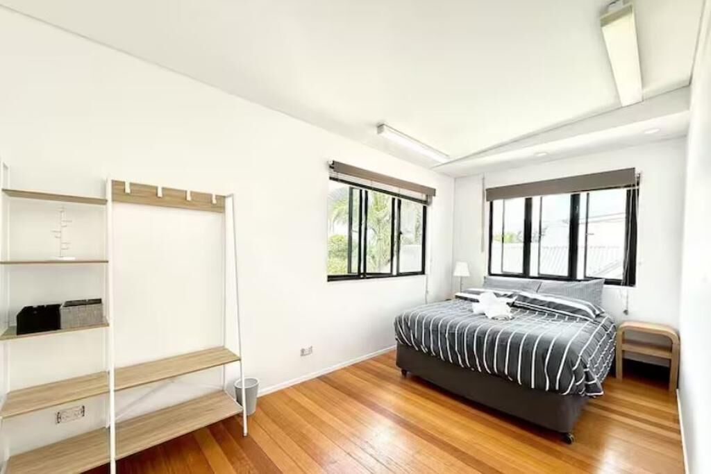 5 bedrooms, iron/ironing board, WiFi, bed sheets