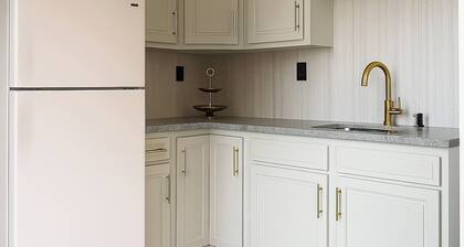 City View • KING BED • Free Parking