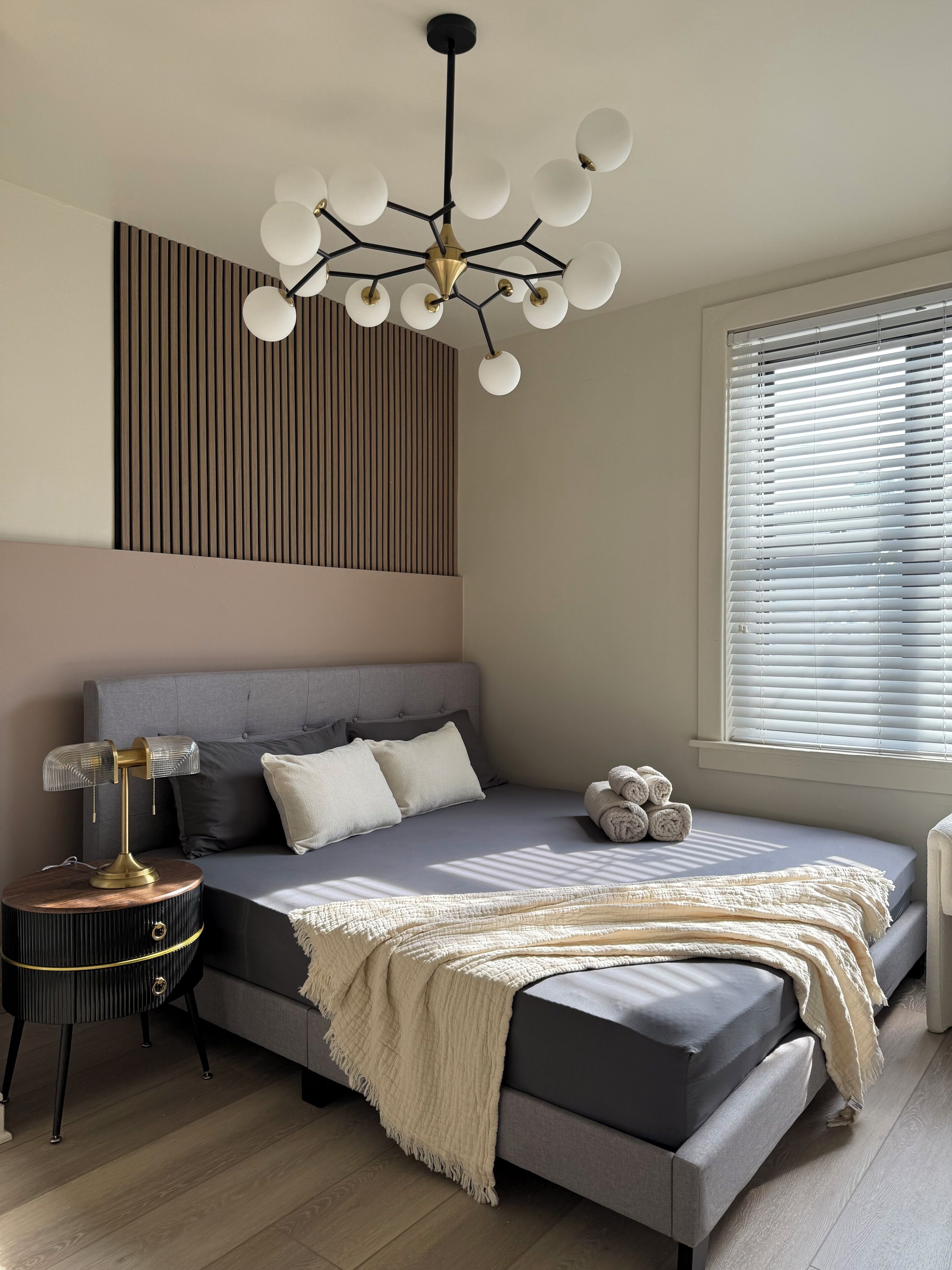 1 soverom, strykejern/-brett, internettilgang og sengetøy