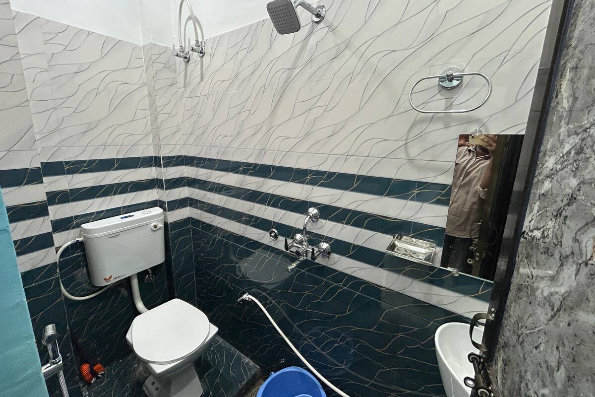 A bathroom with a toilet, bidet, and sink.