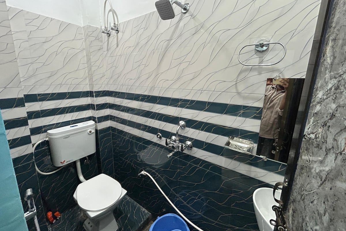 Economy Room | Bathroom