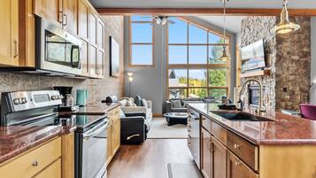 Refrigerador, microondas, horno y parrilla de estufa