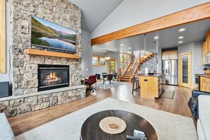 TV, offices - Mountain Getaway | Deck + Spacious Kitchen (Silverthorne)
