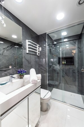 Sèche-cheveux, bidet, serviettes fournies, savon