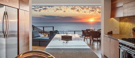 Kühlschrank, Mikrowelle, Herdplatte, Geschirrspüler