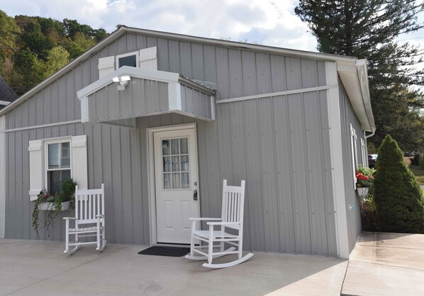 Exterior - Charming One or Two-Person Getaway Studio in Historic Bedford (Bedford)