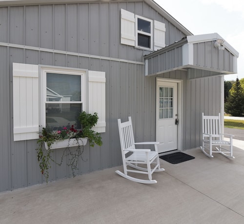 Charming One or Two-Person Getaway Studio in Historic Bedford