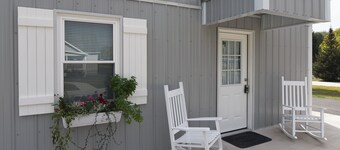 Charming One or Two-Person Getaway Studio in Historic Bedford