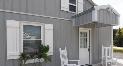 Charming One or Two-Person Getaway Studio in Historic Bedford