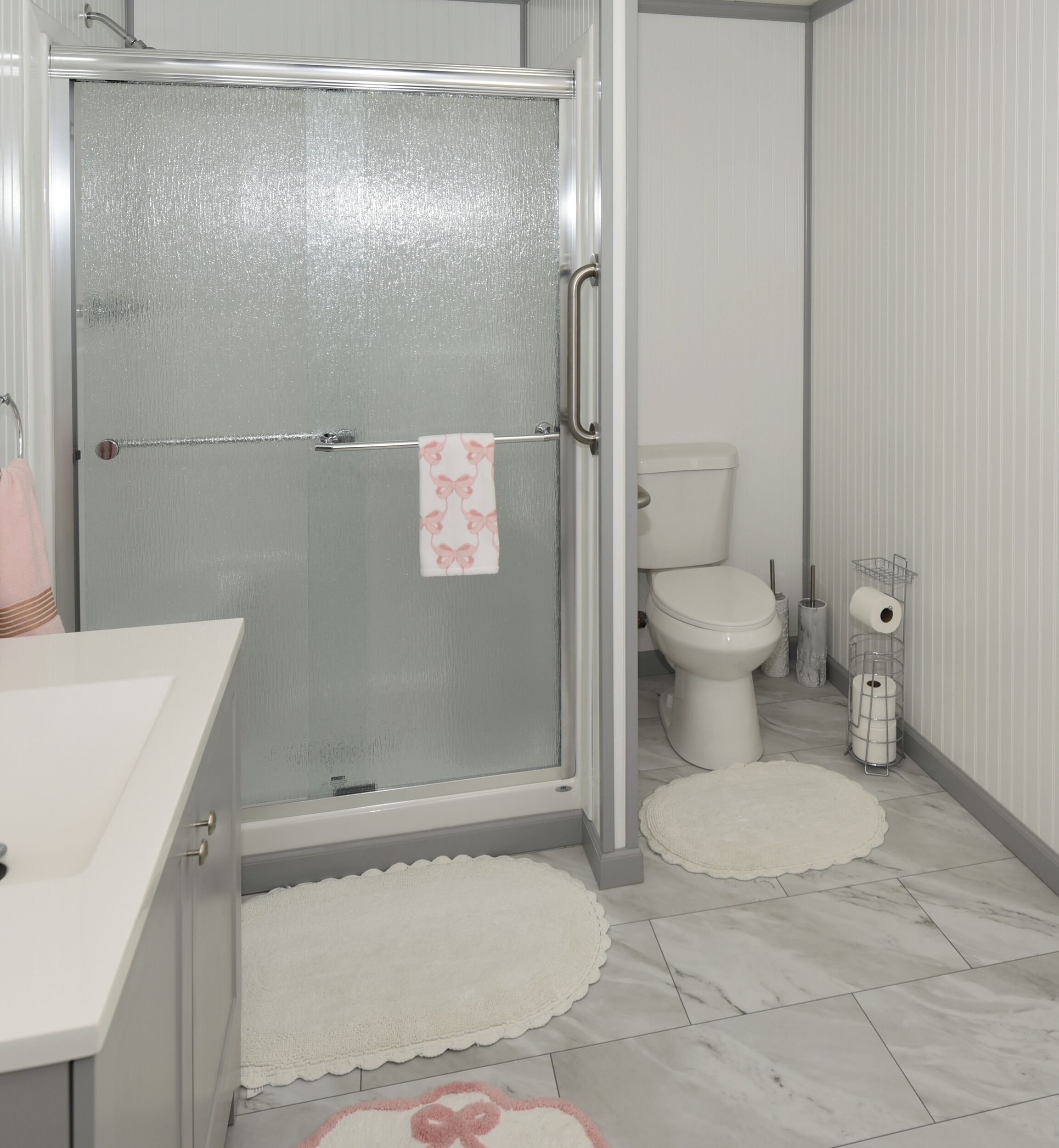 Douche, sèche-cheveux, serviettes fournies, savon