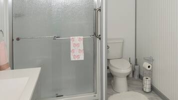 Douche, sĂšche-cheveux, serviettes fournies, savon