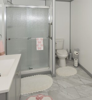 Shower, hair dryer, towels, soap - Charming One or Two-Person Getaway Studio in Historic Bedford (Bedford)