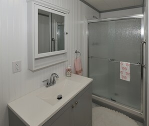 Shower, hair dryer, towels, soap - Hydrangea Hideaway Charming One or Two-Person Getaway Studio in Historic Bedford (Bedford)
