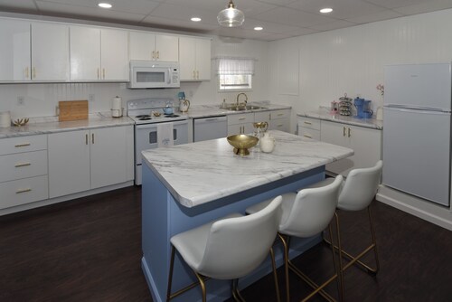 Charming One or Two-Person Getaway Studio in Historic Bedford