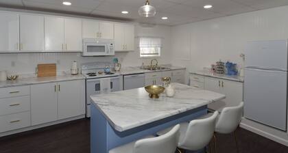 Charming One or Two-Person Getaway Studio in Historic Bedford