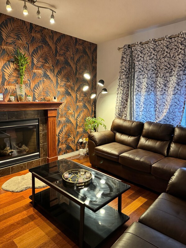 Älytelevisio, takka, videopelejä, DVD-soitin