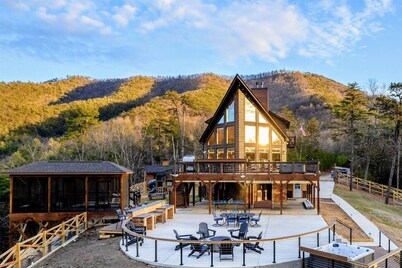 Luxury A Frame 5BR Hot Tub & Mountain Views