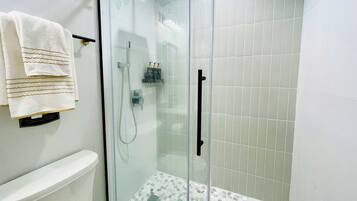 Dusche, Whirlpool, Haartrockner, Handtücher